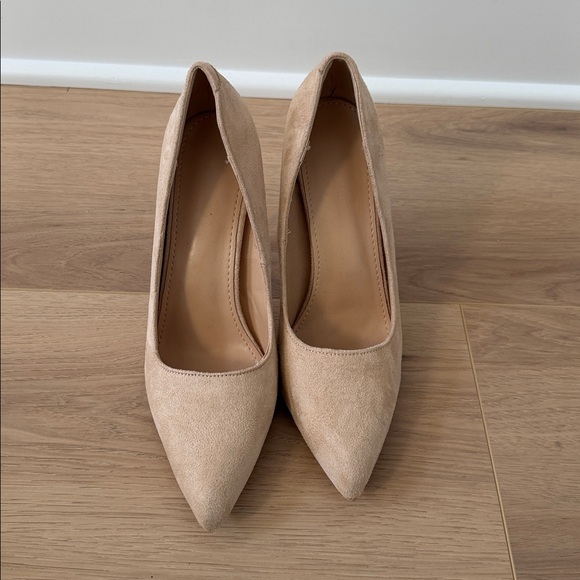 Women’s heels bundle. 5 pairs 
Elegant Black, White, and Beige Women's Shoes - Picture 7 of 16